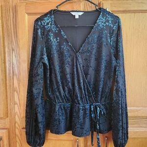 🆕️ Laura Conrad Green Velvet Top Size Small